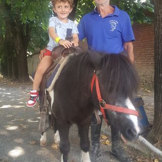 In foto Giorgio Revelli e un piccolo a cavallo