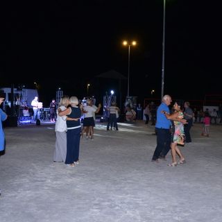 Coppie danzanti all'ultima serata di "E...state a Bra" - foto di Luciano Cravero