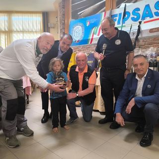 Il piccolo Marçelo, il più giovane pescatore della Federazione italiana pesca sportiva e attività subacquee della provincia di Cuneo che si è aggiudicato il prestigioso “Trofeo Fipsas Cuneo”