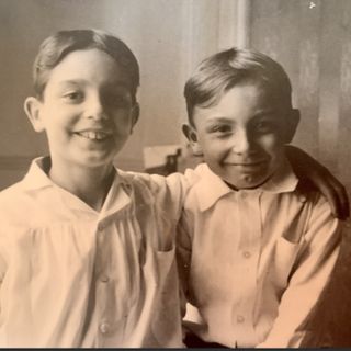 Calvino da piccolo immortalato insieme a Floriano