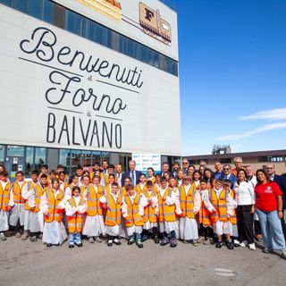Un gruppo di ragazzi e ragazze del Punto Luce Save the Children di Potenza ha visitato lo stabilimento di Balvano