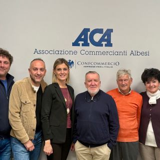 : Il presidente Massimo Camia e la responsabile della Segreteria Generale ACA Elena Giachino, insieme ad una rappresentanza dell’Associazione Ristoratori e Albergatori albesi. : Il presidente Massimo Camia e la responsabile della Segreteria Generale ACA Elena Giachino, insieme ad una rappresentanza dell’Associazione Ristoratori e Albergatori albesi.