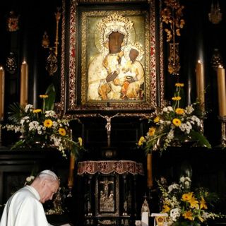 san Giovanni Paolo II in preghiera davanti alla Madonna Nera san Giovanni Paolo II in preghiera davanti alla Madonna Nera