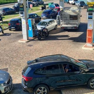 Benzinaio “assediato” durante la Fiera del Tartufo ad Alba: oltre 30 denunce contro chi parcheggia all’interno dell’impianto Benzinaio “assediato” durante la Fiera del Tartufo ad Alba: oltre 30 denunce contro chi parcheggia all’interno dell’impianto