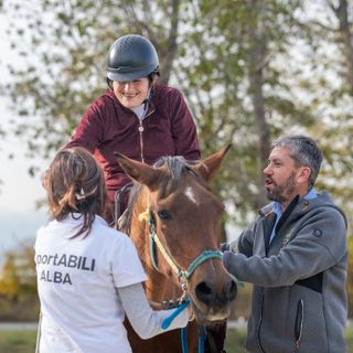 SportABILI Alba, un autunno di inclusione: nuovo campo di tiro con l’arco, il Memorial Paria e una festa di Halloween “a cavallo”