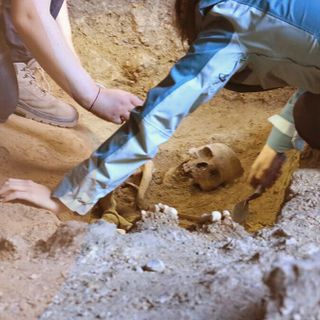 Sepolta ai margini: dagli scavi di Aisone i resti di una donna di 500 anni fa