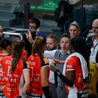 Coach Salvagni e le Gatte della Honda Cuneo Granda Volley (Foto di Danilo Ninotto)