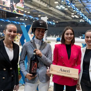 La consegna del premio a Maria Eder Ferrero (foto del sito www.fieracavalli.it)