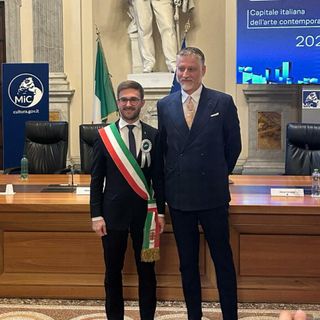 Il sindaco di Alba Alberto Gatto con il ministro della Cultura Alessandro Giuli