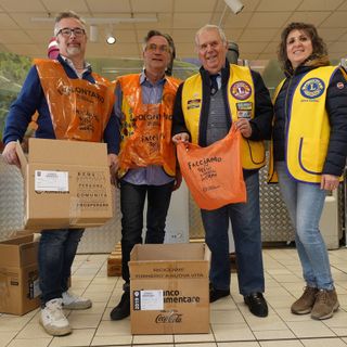Lions in azione nella Colletta alimentare 2024