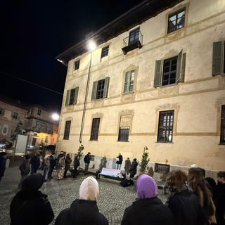 Casa Pride ha illuminato Bra per ricordare le vittime dell’odio contro le persone transgender