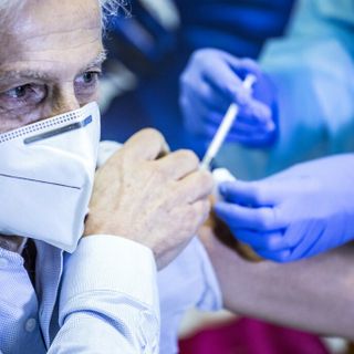 L’influenza morde e ci costa vite e miliardi, ma solo metà degli over 65 in Piemonte si vaccina