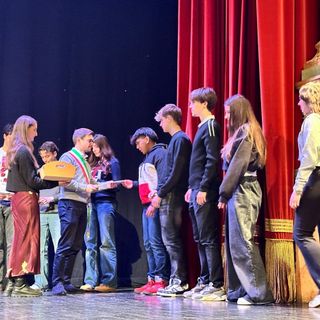 Alba accoglie i neo maggiorenni con la consegna della Costituzione Alba accoglie i neo maggiorenni con la consegna della Costituzione