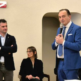 Il presidente Cirio durante la conferenza stampa per la pista ciclabile Alba-Canelli