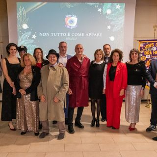 La compagnia teatrale con i soci che hanno risolto il caso