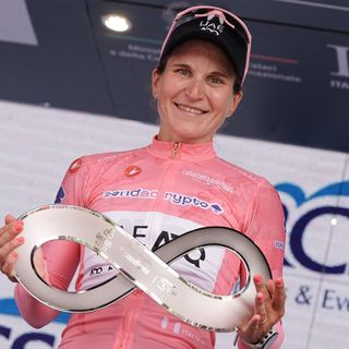 Elisa Longo Borghini a Imola con il trofeo del Giro d'Italia Women Elisa Longo Borghini a Imola con il trofeo del Giro d'Italia Women