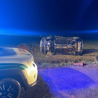 Bra, auto fuori strada sulla provinciale 294: due feriti lievi