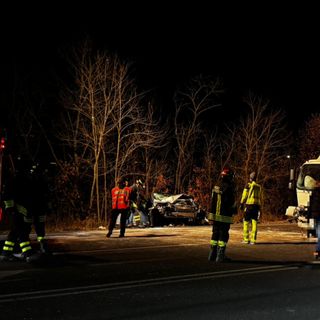 Clavesana, violento scontro tra auto e furgone sulla Fondovalle: mamma e figlia in codice rosso