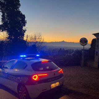 Danneggia dehor e decorazioni natalizie nel centro di Bra: allontanato per tre anni