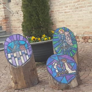 A Corneliano d’Alba il Natale diventa arte con il presepe disegnato su tronchi di legno