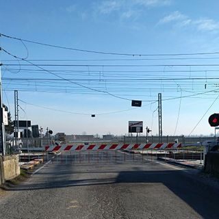 Il passaggio a livello di Cavallermaggiore con i cavi dell'alta tensione divelti