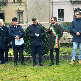 Alba celebra il Giorno della Memoria: corona di alloro ai Giardini della Regina e proiezioni di Fenoglio sul Municipio