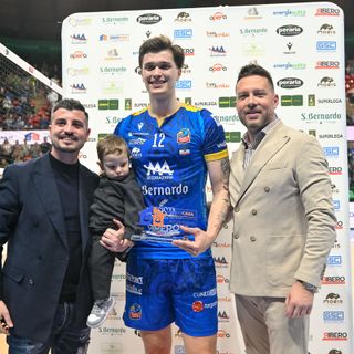 Lorenzo Sala, Mvp dell'incontro, premiato dagli agenti di Vendocasa