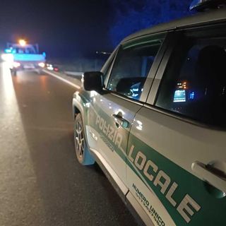 Auto esce di strada a Cherasco, non ci sono feriti