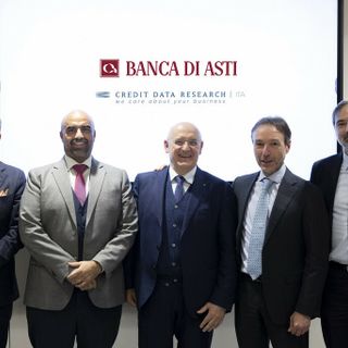 Nell'immagine, da sinistra a destra: Andrea Ganelli (notaio), Carlo Spagliardi (DG e Consigliere CDR Italia), Carlo Demartini (AD e DG Gruppo Banca di Asti), Alessio Balduini (legale rappresentante CDR LTD), Ganmaria Fontanin Coletti (responsabile Affari Legali e Societari CRIF)