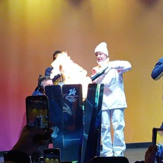 La Fiamma Olimpica è arrivata a Cuneo: il braciere  illumina piazza Galimberti [FOTO e VIDEO]