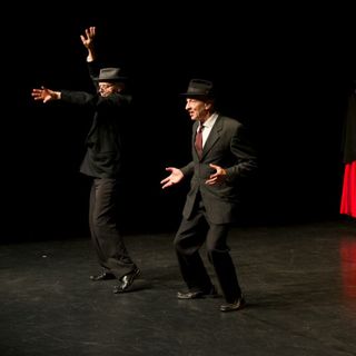 "Dal Big Bang all'Homo Stupidens" in scena a Cherasco: quando la storia dell'umanità diventa una commedia