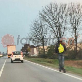 Investiti mentre camminavano lungo la Statale 28, i social: "Tragedia annunciata" Investiti mentre camminavano lungo la Statale 28, i social: "Tragedia annunciata"