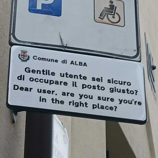 I cartelli negli stalli per disabili nei parcheggi di Alba