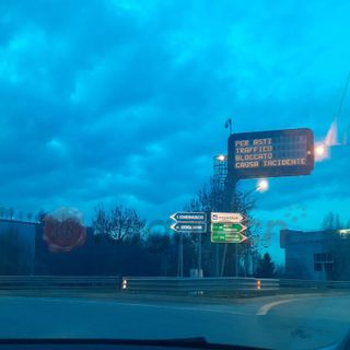 Furgone in fiamme sull'autostrada A33: traffico bloccato tra Alba e Cherasco Furgone in fiamme sull'autostrada A33: traffico bloccato tra Alba e Cherasco