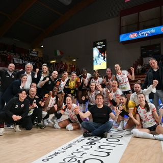 La Honda Cuneo Granda Volley in festa dopo la vittoria (foto di Danilo Ninotto)