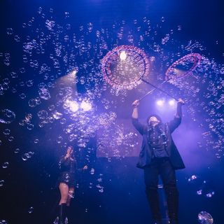 Per la prima volta e con uno show unico arriva a Cuneo l’incredibile magia delle bolle di sapone di Marco Zoppi e Rolanda