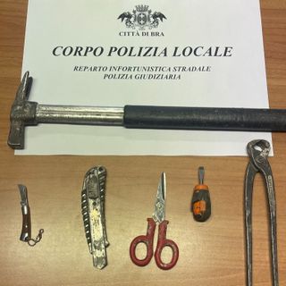 Aveva un martello, forbici e altri arnesi atti ad offendere: denunciato dalla Polizia Locale di Bra