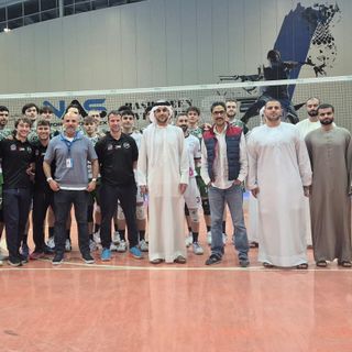 La squadra cuneese insieme con gli uomini dello sponsor Altadawi al termine dell'incontro perso con Cisterna