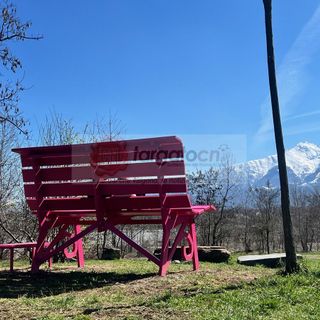 Con lo sguardo rivolto al cielo azzurro e alla Bisalta: anche Cuneo ha la sua big bench