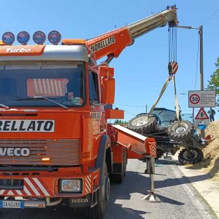 Trattore si ribalta sulla salita di Canove a Priocca, illeso il conducente