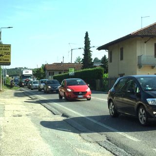 Abituali le code lungo corso Canale, qui nel tratto che porta verso Racca Abituali le code lungo corso Canale, qui nel tratto che porta verso Racca