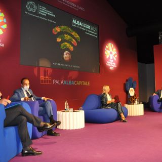 Un momento della presentazione tenuta al Pala Alba Capitale. Sul palco, col giornalista Roberto Fiori, la presidente dell'Ente Fiera Liliana Allena, il sindaco Carlo Bo e il governatore Alberto Cirio