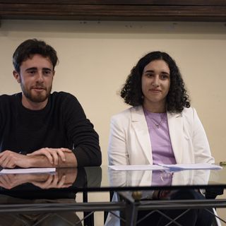 Eliana Davila e Fabio Ambrogio durante l'incontro di venerdì in Comune (foto di Barbara Guazzone)