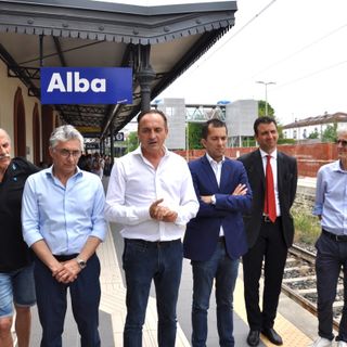 Il governatore Cirio annuncia la positiva novità alla stazione di Alba, insieme all'assessore regionale Gabusi, al sindaco di Alba Carlo Bo, all'assessore albese Massimo Reggio e al direttore regionale Trenitalia Marco Della Monica