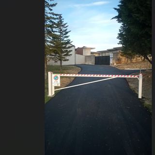 L'area di manovra delle ambulanze asfaltata a Rodello