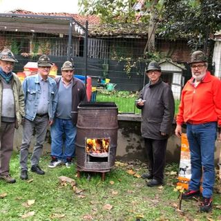 In foto il gruppo di Alpini impegnati nella castagnata In foto il gruppo di Alpini impegnati nella castagnata