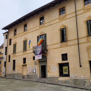 Bra, bandiere dell’Ucraina e della pace esposte sul balcone di Palazzo Mathis