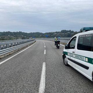 Patente ritirata e veicolo sotto sequestro per la donna alla guida della Bmw che domenica si è scontrata con un motociclo Ducati sulla tangenziale di Bra