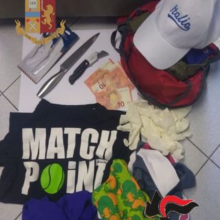 Coltelli, vestiti e denaro rinvenuti dagli inquirenti nell'auto e nell'abitazione della donna