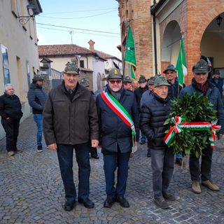 Il sindaco Corrado Benotto sfila con gli alpini a Neviglie Il sindaco Corrado Benotto sfila con gli alpini a Neviglie